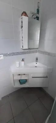 Salle de bains dans l'établissement Modernité et Nature avec Piscine