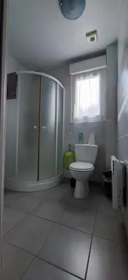 Salle de bains dans l'établissement Modernité et Nature avec Piscine
