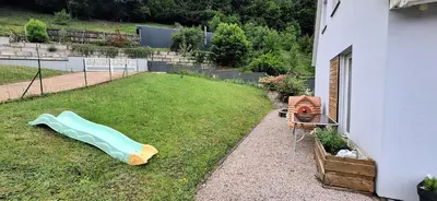 Jardin de l'établissement Modernité et Nature avec Piscine