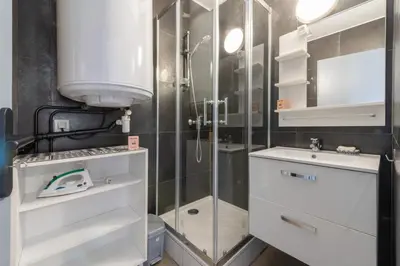 Salle de bains dans l'établissement Très bel appartement proche centre Stationnement rue Gratuit