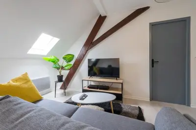 Télévision ou salle de divertissement dans l'établissement Très bel appartement proche centre Stationnement rue Gratuit