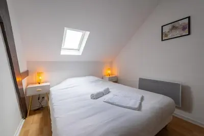 Un ou plusieurs lits dans un hébergement de l'établissement Très bel appartement proche centre Stationnement rue Gratuit