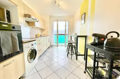 Cuisine ou kitchenette dans l'établissement Vignobles Pistes Cyclables Garage Vélo à Colmar