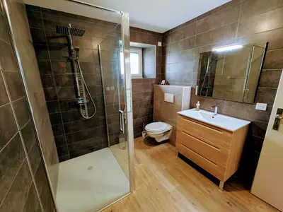 Salle de bains dans l'établissement Gîte de charme dans Les Vosges du sud, parfait pour 14 personnes - FR-1-583-511