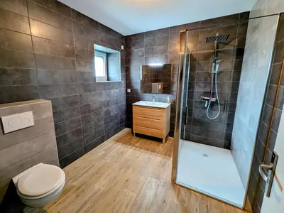 Salle de bains dans l'établissement Gîte de charme dans Les Vosges du sud, parfait pour 14 personnes - FR-1-583-511
