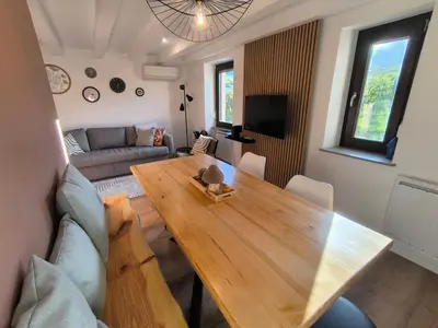 Télévision ou salle de divertissement dans l'établissement Gîte Au Pied Des Vignes