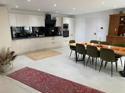 Cuisine ou kitchenette dans l'établissement Maison Colmar, spacieuse, accueillante , confortable au calme