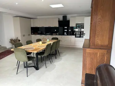 Cuisine ou kitchenette dans l'établissement Maison Colmar, spacieuse, accueillante , confortable au calme