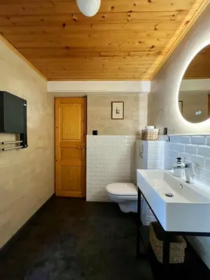 Salle de bains dans l'établissement Chalet du Grand Arbre