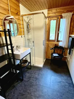 Salle de bains dans l'établissement Chalet du Grand Arbre