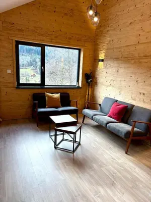 Coin salon dans l'établissement Chalet Muguet, spa privatif, 4p