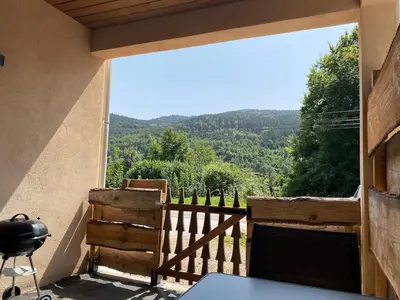 Vue générale sur la montagne ou vue sur la montagne depuis le chalet