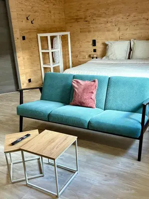 Coin salon dans l'établissement Chalet Lilas, spa privatif, 2p