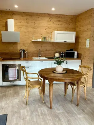 Cuisine ou kitchenette dans l'établissement Chalet Lilas, spa privatif, 2p