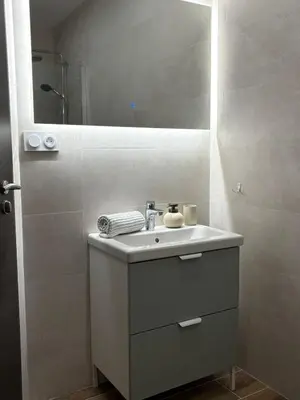 Salle de bains dans l'établissement Chalet Lilas, spa privatif, 2p