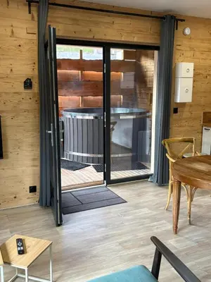 Coin salon dans l'établissement Chalet Lilas, spa privatif, 2p