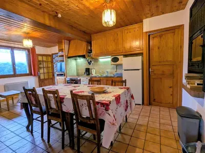 Cuisine ou kitchenette dans l'établissement Gîte Confortable au Cœur des Vosges - Animaux Acceptés - FR-1-589-839