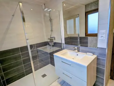 Salle de bains dans l'établissement Chalet familial dans le Parc des Vosges, wifi et animaux acceptés - FR-1-589-840