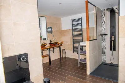 Cuisine ou kitchenette dans l'établissement Gîte 4 à 10 Personnes avec sauna