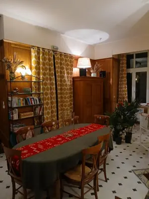 Bibliothèque dans la maison d'hôtes