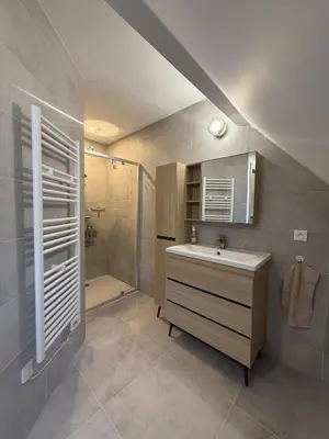 Salle de bains dans l'établissement Maison Bleue, Appartements Thann centre, proche vignoble, terrasse avec vue