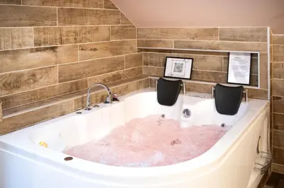 Salle de bains dans l'établissement Casa del Sol - Jacuzzi & Boho Elegance