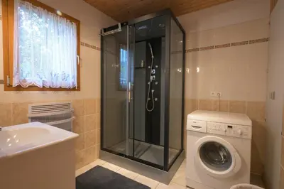 Salle de bains dans l'établissement Chalet Mulli, Familial 7p, Jardins & Terrasse à Gérardmer