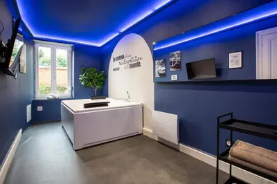 Télévision ou salle de divertissement dans l'établissement Hollywood Night-Jacuzzi & Private Movie Theater