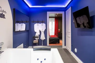 Salle de bains dans l'établissement Hollywood Night-Jacuzzi & Private Movie Theater