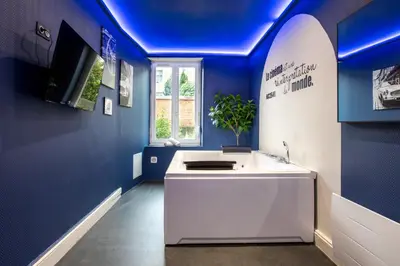 Télévision ou salle de divertissement dans l'établissement Hollywood Night-Jacuzzi & Private Movie Theater