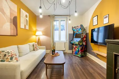 Télévision ou salle de divertissement dans l'établissement Zenora Loft Hot Tub & Arcade in Downtown