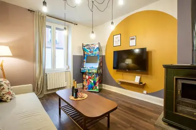 Télévision ou salle de divertissement dans l'établissement Zenora Loft Hot Tub & Arcade in Downtown