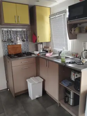 Cuisine ou kitchenette dans l'établissement Mobilhomme munster
