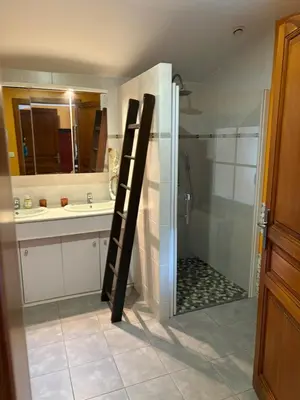 Salle de bains dans l'établissement Chalet au bord du lac de Longemer