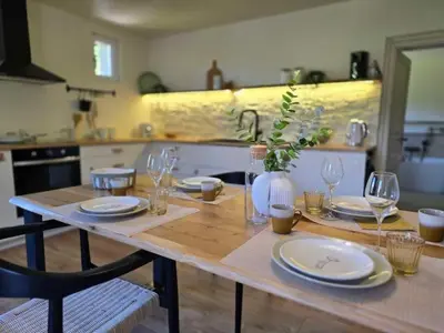Cuisine ou kitchenette dans l'établissement Gîte perché en bordure de forêt - Jacuzzi privatif
