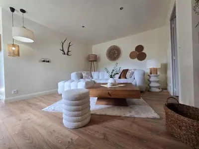 Coin salon dans l'établissement Gîte perché en bordure de forêt - Jacuzzi privatif