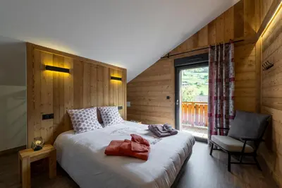 Un ou plusieurs lits dans un hébergement de l'établissement Chalet paisible 3 étoiles Sauna, Cheminée, Terrasse Sud, Vue montagne, Bois & Pierre authentique et confort moderne