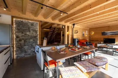 Cuisine ou kitchenette dans l'établissement Chalet paisible 3 étoiles Sauna, Cheminée, Terrasse Sud, Vue montagne, Bois & Pierre authentique et confort moderne