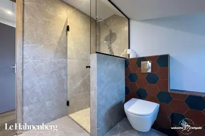 Salle de bains dans l'établissement Le Hahnenberg - la Maison des Vignerons