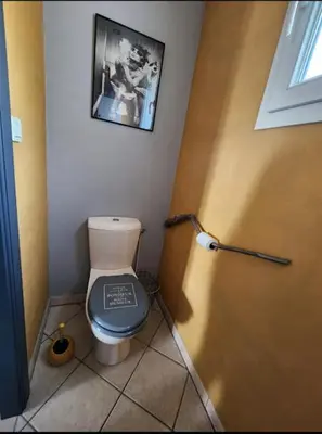 Salle de bains dans l'établissement Stonecasa