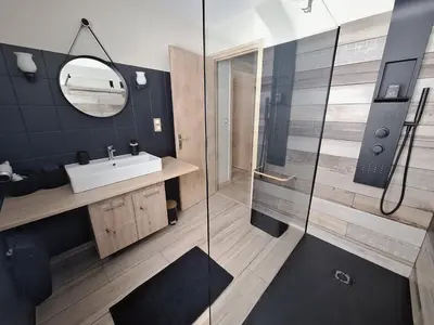 Salle de bains dans l'établissement Maison Dom&Sy - Détente & Loisirs à Bussang avec sauna et salle de jeux