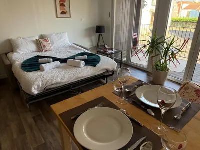 Un ou plusieurs lits dans un hébergement de l'établissement Studio lumineux avec terrasse