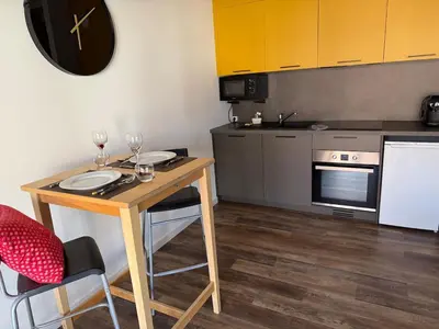 Cuisine ou kitchenette dans l'établissement Studio lumineux avec terrasse