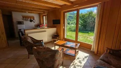 Coin salon dans l'établissement Eco-friendly chalet with private hot tub, Vosges mountain