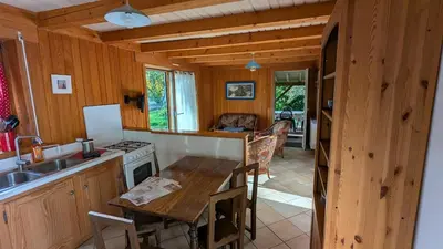 Cuisine ou kitchenette dans l'établissement Eco-friendly chalet with private hot tub, Vosges mountain