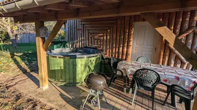 Balcon ou terrasse dans l'établissement Eco-friendly chalet with private hot tub, Vosges mountain