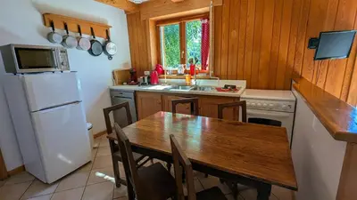 Cuisine ou kitchenette dans l'établissement Eco-friendly chalet with private hot tub, Vosges mountain