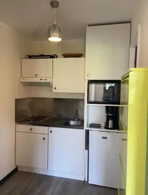 Cuisine ou kitchenette dans l'établissement Studio à Gérardmer, les Dryades