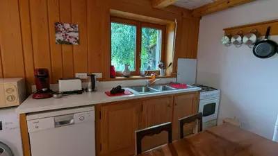 Cuisine ou kitchenette dans l'établissement 2 chalets écologiques, spa-jacuzzi, montagne Vosges