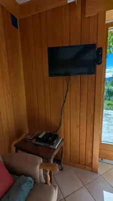 Télévision ou salle de divertissement dans l'établissement 2 chalets écologiques, spa-jacuzzi, montagne Vosges
